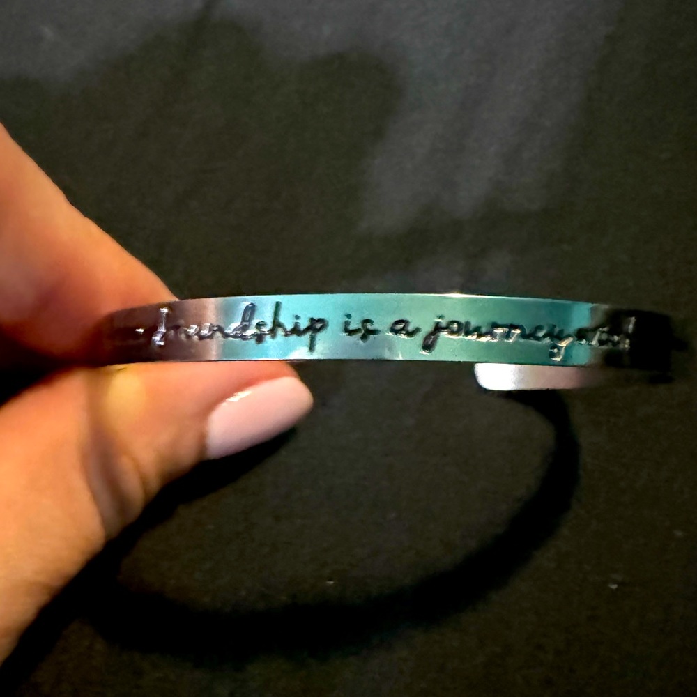 Cuff bracelet saying “A true friendship is a journey without an end”silver color